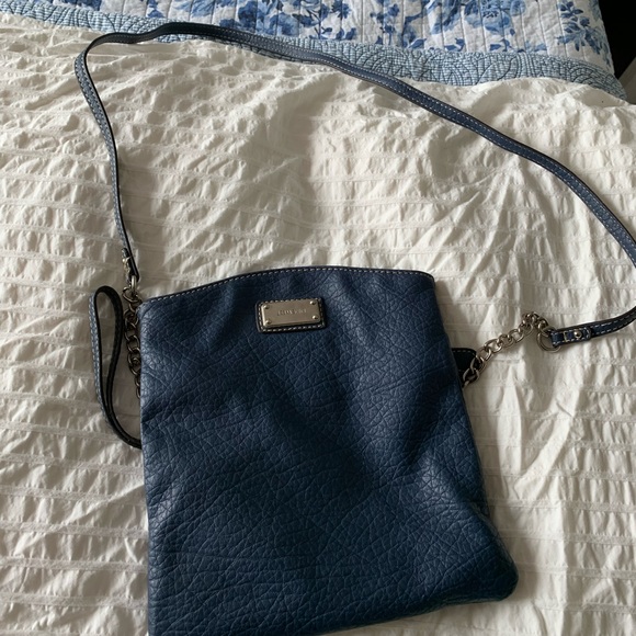 Nine West blue crossbody/wristlet silver details - Picture 5 of 9